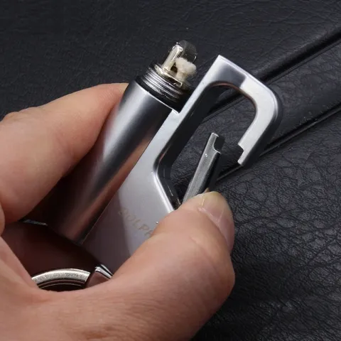 Dolphin HY651 бензиновая зажигалка с карабином и кольцом для ключей Dolphin HY651 бензиновая зажигалка с карабином и кольцом для ключей
